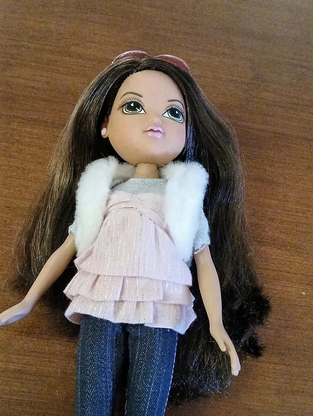 Moxie doll MGA Brunette with outfit and boots VGUC 2009 Bratz